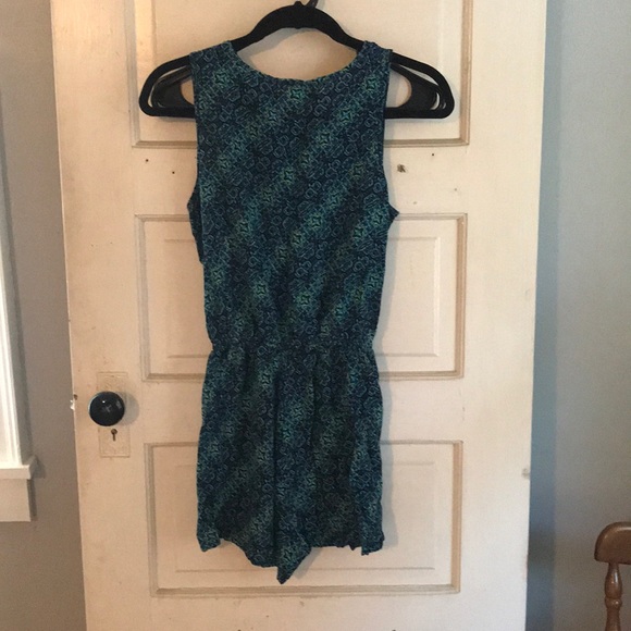 Unique print romper with pockets - Picture 3 of 3